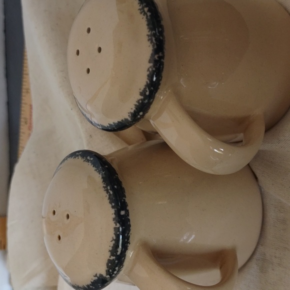Salt and pepper shakers - Picture 4 of 5